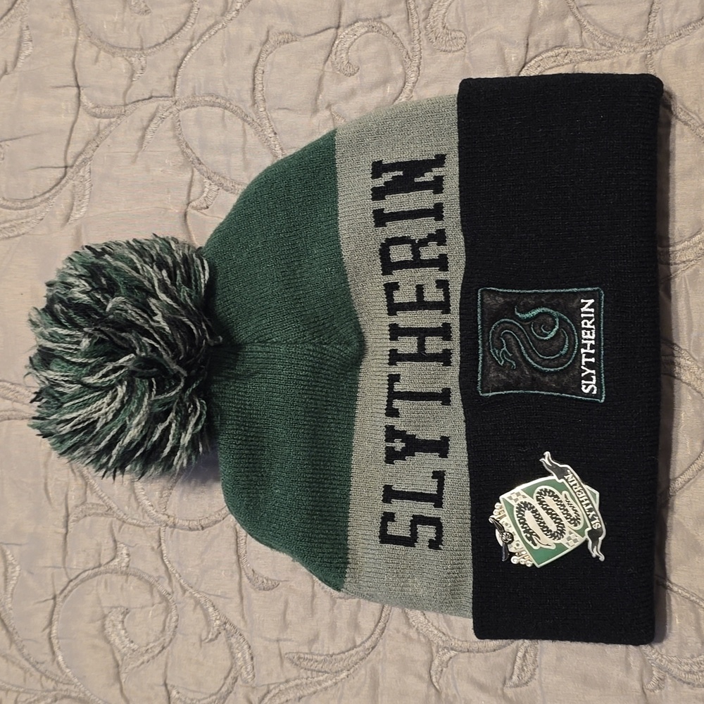 Harry Potter Wizarding World Slytherin Beanie Hat W/Pin Universal Studios Magic